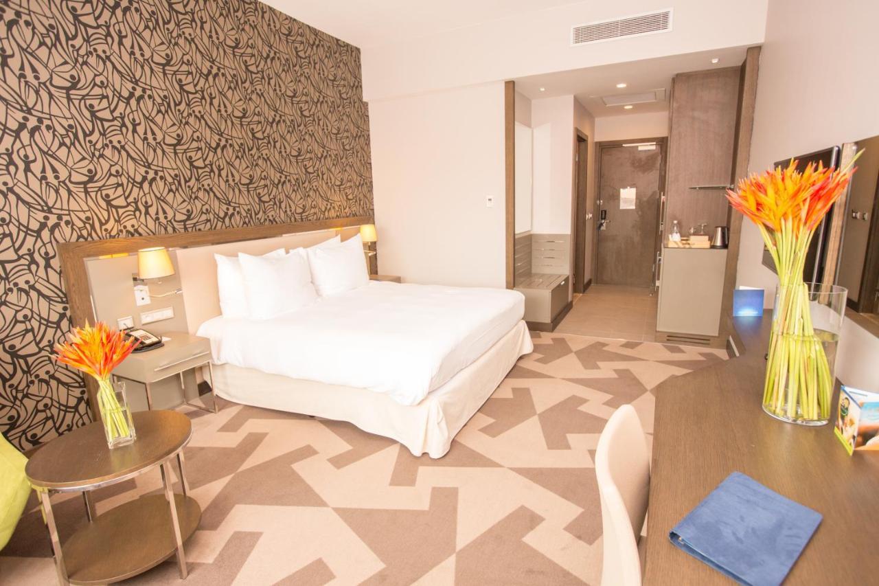 Radisson Blu Hotel, Abidjan Airport Exterior photo